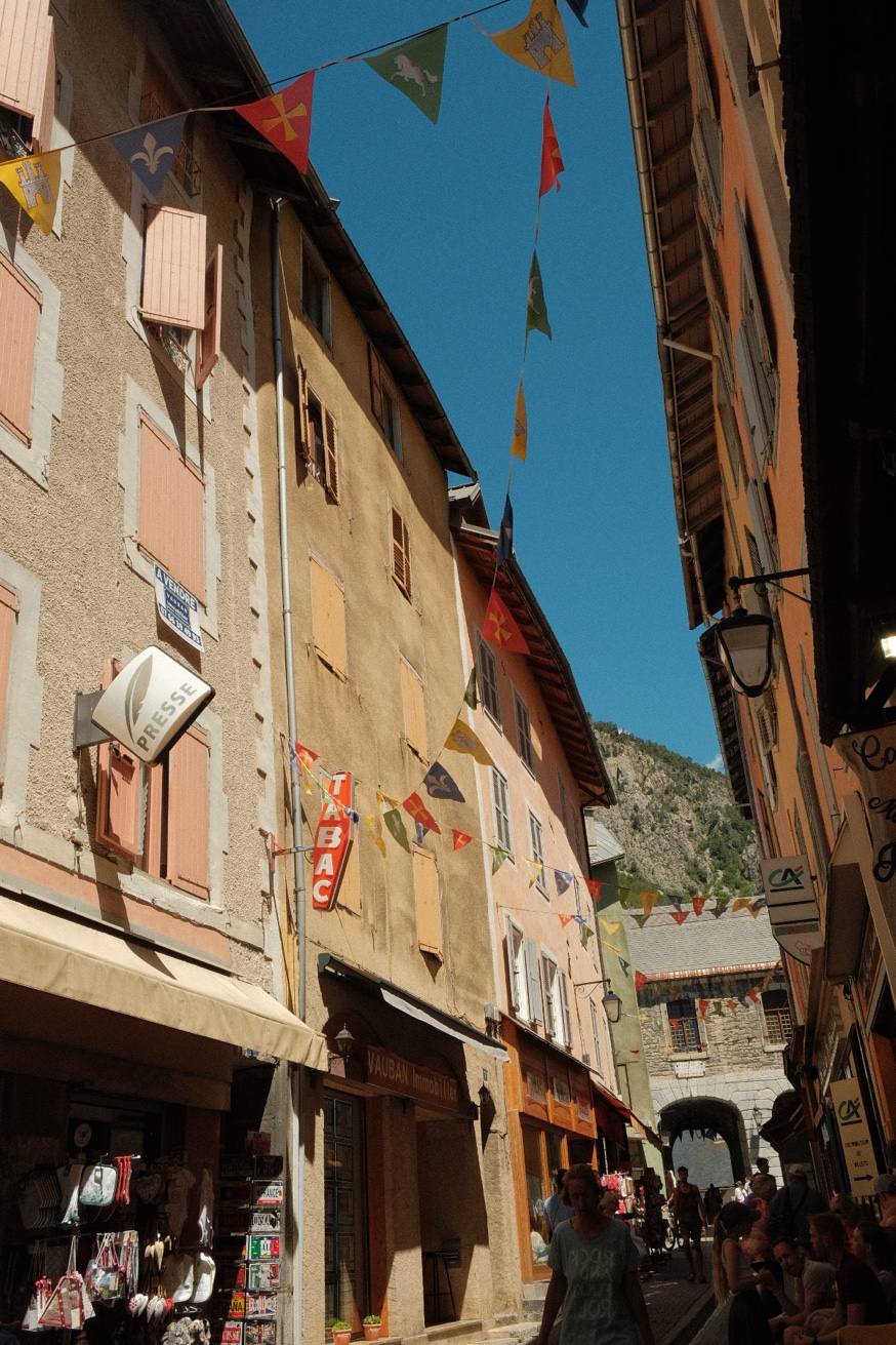 Ruelle aux drapeaux